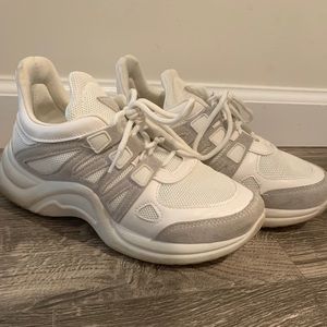 Women’s white chunky sneaker